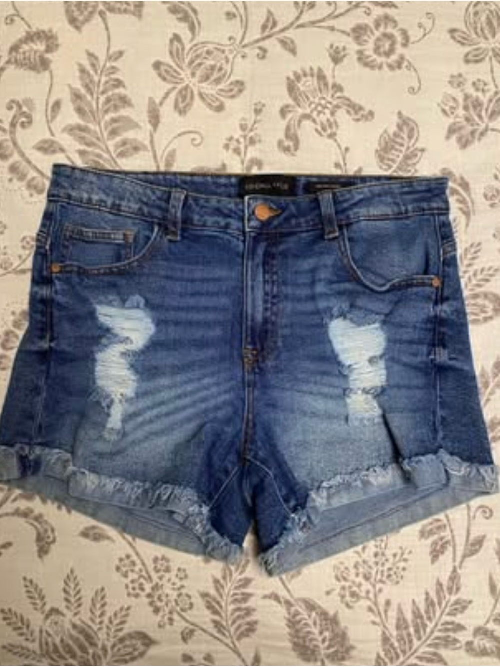 Kendall + Kylie denim shorts 
Juniors Size 11/30